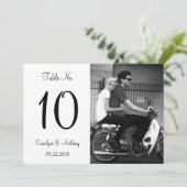 Moderne Schwarz-Weiß-Foto Hochzeitsszene Tischnumm Einladung (Stehend Vorderseite)