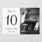 Moderne Schwarz-Weiß-Foto Hochzeitsszene Tischnumm Einladung (Vorderseite)