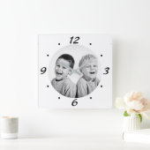 Moderne Schwarz-Weiß-FotoCollage Quadratische Wanduhr (Zuhause)