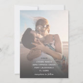 Moderne Schwarz-Weiß-Fotovorlage Hochzeit Einladung (Rückseite)