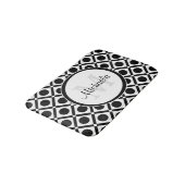 Moderne Schwarz-Weiß-Geometrie, Monogramm und Name Badematte (Schrägansicht)