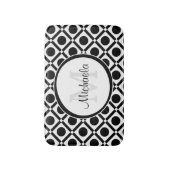 Moderne Schwarz-Weiß-Geometrie, Monogramm und Name Badematte (Vorderseite Vertikal)