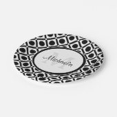 Moderne Schwarz-Weiß-Geometrie, Monogramm und Name Pappteller (Schrägansicht)
