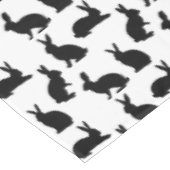 Moderne Schwarz-Weiß-Hasenmuster Ostern Tischdecke (Schrägansicht)