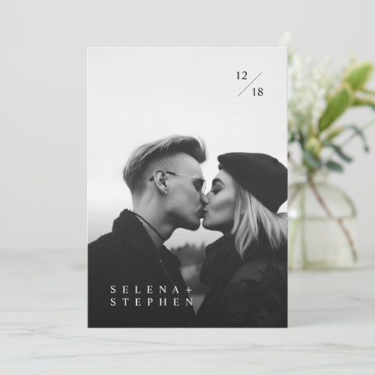 Moderne Schwarz-Weiß-Hochzeit Minimalistisches Fot Einladung (Stehend Vorderseite)