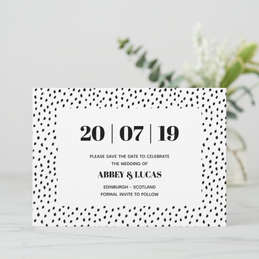 Moderne Schwarz-Weiß-Hochzeit rettet das Datum Save The Date (Stehend Vorderseite)