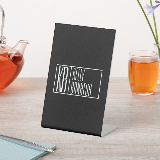 Moderne Schwarz-Weiß-Initialen mit Name Monogram Sockelschild (In SItu)