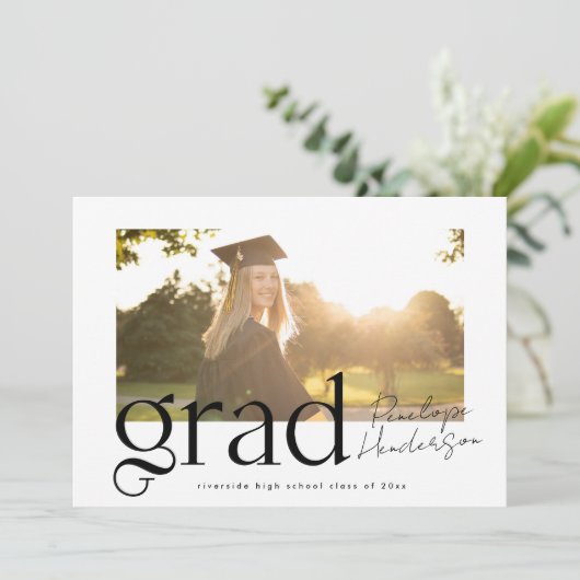 Moderne Schwarz-Weiß-Klasse 2024 Abschluss Ankündigung (Stehend Vorderseite)