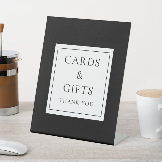 Moderne, schwarz-weiß-klassische Karten und Gesche Sockelschild (In SItu)