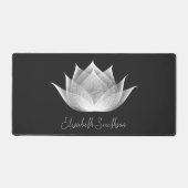 Moderne Schwarz-Weiß-Lotus-Blume Elegante Add Name Schreibtischunterlage (Vorderseite)