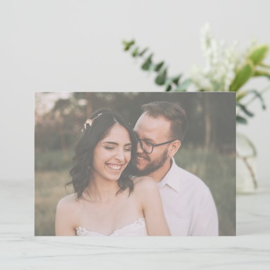 Moderne Schwarz-Weiß-Minimalistische Skripthochzei Save The Date (Stehend Vorderseite)