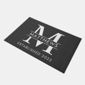 Moderne Schwarz-Weiß-Monogram-Door-matte Fußmatte (Schrägansicht)