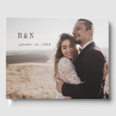 Moderne Schwarz-Weiß-Monogramm-Foto Hochzeit Gästebuch (Vorderseite)