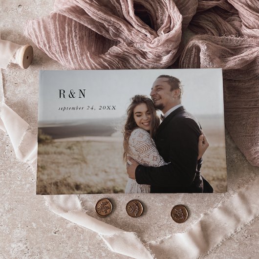 Moderne Schwarz-Weiß-Monogramm-Foto Hochzeit Gästebuch