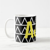 Moderne Schwarz-Weiß-Monogramm-Geometrie Kaffeetasse (Links)
