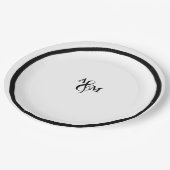Moderne Schwarz-Weiß-Monogramm-Hochzeit Pappteller (Schrägansicht)