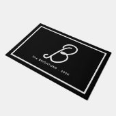 Moderne Schwarz-Weiß-Monogramm-Initiale Familienna Fußmatte (Schrägansicht)