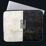 Moderne Schwarz-Weiß-Monogramm-Initialen aus Marmo Laptopschutzhülle<br><div class="desc">Moderner,  eleganter,  schwarz-weißer Marmor in Kombination mit riesigen individuellen Initialen - Monogramm und goldener Vollname am Ende. Stilvolle,  zeitgenössische,  elegante Notebookhülle.</div>