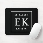 Moderne Schwarz-Weiß-Monogramm Mousepad<br><div class="desc">Das moderne Schwarz/Weiß Monogram Mouse Pad verbindet elegantes Design mit personalisierter Eleganz. Mit einer minimalistischen Schwarz-Weiß-Farbpalette ist dieses Mousepad sowohl stilvoll als auch funktionell. Das individuell anpassbare Monogramm fügt eine persönliche Touch hinzu und ist somit ein ideales Zubehör für Ihren Zuhause- oder Bürobereich. Mit einer glatten Oberfläche für präzise Mausbewegungen...</div>