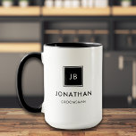 Moderne Schwarz-Weiß-Monogramm-Trauzeugen Tasse<br><div class="desc">Diese männliche Trauzeuge-Kaffee-Tasse zeichnet sich durch ein minimalistisches Design aus und hebt die Initialen des Trauzeugen in einem modernen quadratischen Motiv hervor, ergänzt durch ihren Namen und ihren Titel in eleganter, moderner Schwarz-Weiß-Typografie. Geben Sie für die Personalisierung den Namen der Trauzeugen, mit Monogramm Initialen und Titel in das Feld für...</div>