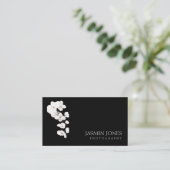 Moderne Schwarz-Weiß-Orchideen QR-Code Visitenkarte (Stehend Vorderseite)