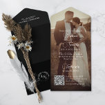 Moderne Schwarz-Weiß-QR-Foto-Hochzeit All In One Einladung<br><div class="desc">Machen Sie eine Erklärung mit einer modernen und eleganten Hochzeitseinladung für Ihren großen Tag! Dieses All-in-One-Design vereint klassische Typografie und wirbelnde Kalligraphie über ein Foto des Hochzeitskoppels und einen komfortablen QR-Code für die Gäste zum UAWG. Mit dieser zeitrettend Funktion rette du Zeit für dich und deine Gäste. Das stilvolle Monogramm...</div>