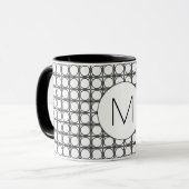Moderne Schwarz-Weiß-Rattanmuster-Monogramm Tasse (Vorderseite Links)