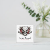 Moderne Schwarz-Weiß-Schädel-Rose Tattoo Artist Quadratische Visitenkarte (Stehend Vorderseite)