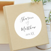 Moderne Schwarz-Weiß-Schrift-Hochzeit Runder Aufkleber