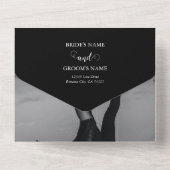 Moderne Schwarz-Weiß-Script-Couple-Foto-Hochzeit All In One Einladung (Rückseite)