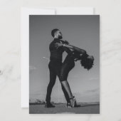 Moderne Schwarz-Weiß-Script-Couple-Foto-Hochzeit Einladung (Rückseite)