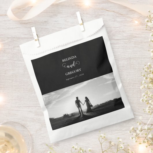 Moderne Schwarz-Weiß-Script-Couple-Foto-Hochzeit Geschenktütchen (Ausgeschnitten)