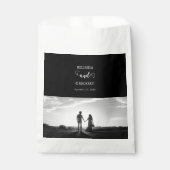 Moderne Schwarz-Weiß-Script-Couple-Foto-Hochzeit Geschenktütchen (Vorderseite)