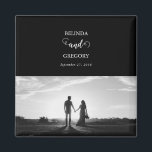 Moderne Schwarz-Weiß-Script-Couple-Foto-Hochzeit Magnet<br><div class="desc">Ein wunderschönes,  schwarz-weißes Kalligraphiedesign zeigt das Foto des Paares. Ein modernes Hochzeitskoppel-Foto-Design mit einfachen minimalistischen Elementen. Ein idealer Hochzeitsvorgeschmack für jeden,  der Kalligraphie,  Schwarz-Weiß-Lieben und Foto-Hochzeitskunst  hat. Auch die passenden Hochzeitseinladungen und andere Schreibwaren sind verfügbar.</div>