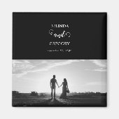 Moderne Schwarz-Weiß-Script-Couple-Foto-Hochzeit Magnet (Vorne)