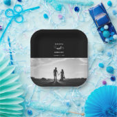 Moderne Schwarz-Weiß-Script-Couple-Foto-Hochzeit Pappteller (Party)