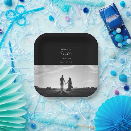 Moderne Schwarz-Weiß-Script-Couple-Foto-Hochzeit Pappteller (Party)