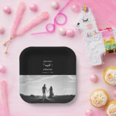 Moderne Schwarz-Weiß-Script-Couple-Foto-Hochzeit Pappteller (Party)