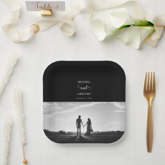 Moderne Schwarz-Weiß-Script-Couple-Foto-Hochzeit Pappteller (Hochzeit)