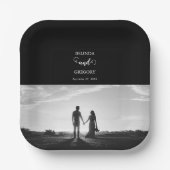 Moderne Schwarz-Weiß-Script-Couple-Foto-Hochzeit Pappteller (Vorderseite)