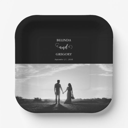 Moderne Schwarz-Weiß-Script-Couple-Foto-Hochzeit Pappteller (Vorderseite)