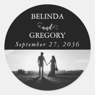 Moderne Schwarz-Weiß-Script-Couple-Foto-Hochzeit Runder Aufkleber