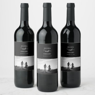 Moderne Schwarz-Weiß-Script-Couple-Foto-Hochzeit Weinetikett