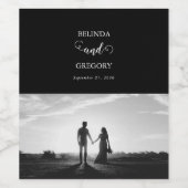 Moderne Schwarz-Weiß-Script-Couple-Foto-Hochzeit Weinetikett (Einzelnes Label)