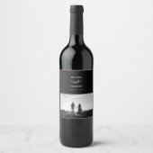 Moderne Schwarz-Weiß-Script-Couple-Foto-Hochzeit Weinetikett (Vorderseite)