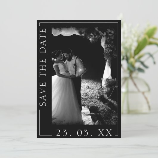 Moderne Schwarz-Weiß-Script-Foto-Hochzeit Save The Date (Stehend Vorderseite)