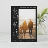 Moderne Schwarz-Weiß-Script-Foto-Hochzeit Save The Date (Stehend Vorderseite)