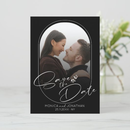 Moderne Schwarz-Weiß-Script-Foto-Hochzeit Save The Date (Stehend Vorderseite)