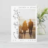 Moderne Schwarz-Weiß-Script-Foto-Hochzeit Save The Date (Stehend Vorderseite)