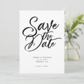 Moderne Schwarz-Weiß-Script-Hochzeit Save The Date (Stehend Vorderseite)
